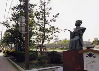 水芸の太夫・滝の白糸像