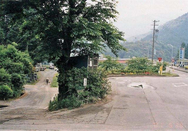 	犬居橋（右奥）付近の街道	