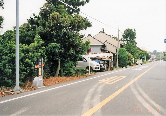 	塩の道の道標モニュメント（左）	