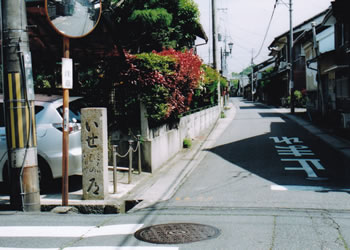 	武佐宿に建つ分岐道標	