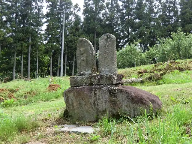 石仏と石碑