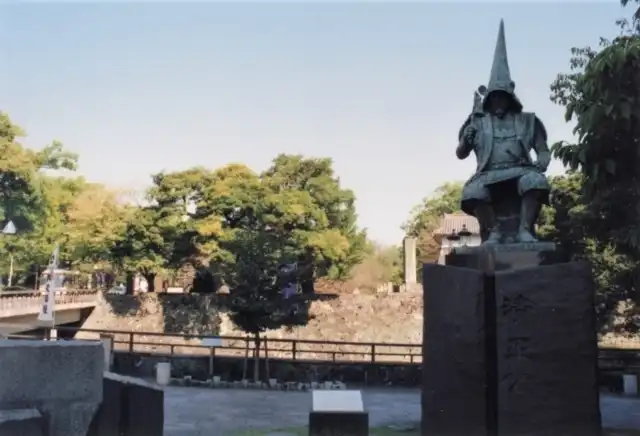 熊本城前の清正像
