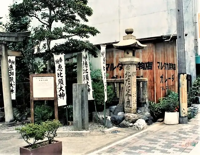 愛宕神社（左）