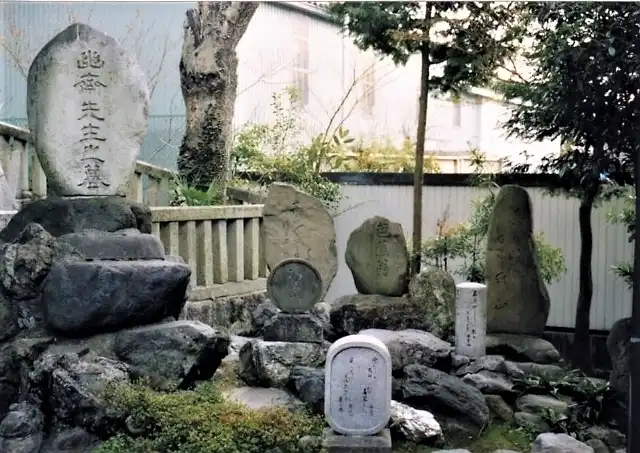 正覚寺の芭蕉塚