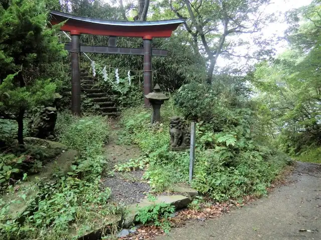 道沿いの神社