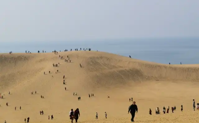 砂丘を歩く人々