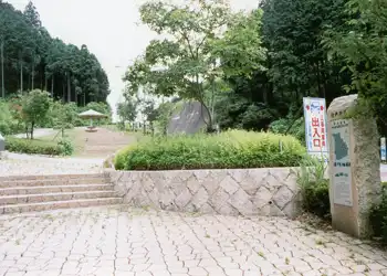 竹内街道　峠の小公園とあずま屋風の休憩所【左】