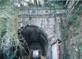 逢坂山トンネル(東口抗門跡)