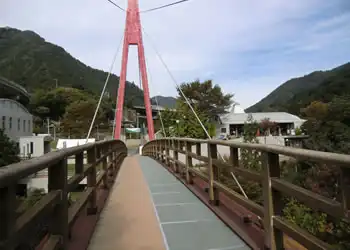 赤い吊り橋