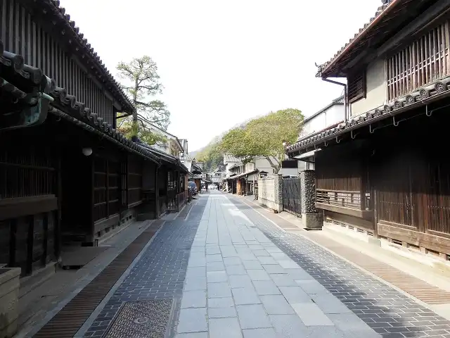 吉井邸（左）
